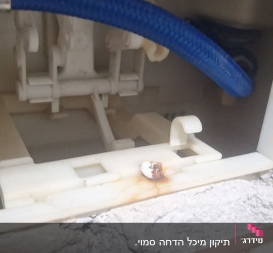 מנגנון פנימי של ניאגרה סמויה במהלך בדיקה או תיקון